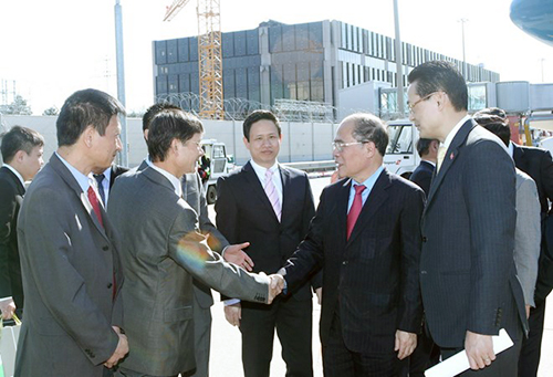 ທ່ານປະທານສະພາແຫ່ງຊາດຫວຽດນາມ ຫງວຽນຊິງຮຸ່ງ ຢ້ຽມຢາມສະຫະພັນສະວິດຢ່່າງເປັນທາງການ